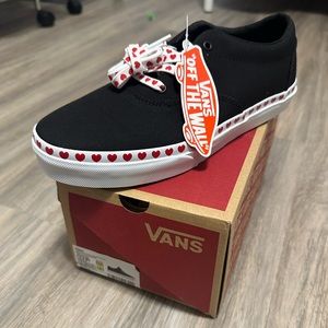 Vans Dohney shoes heart foxing black and white new in box Missy/Youth size 6